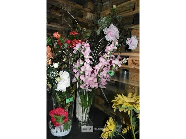 Vaas met kunstbloemen - afbeelding 1 van  2