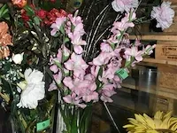 Vaas met kunstbloemen - afbeelding 1 van  2