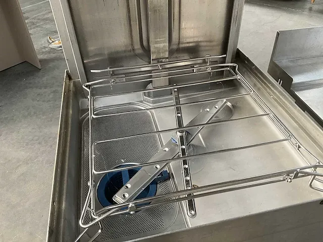 Vaatwasmachine hobart amx-10 a met bijhorende doorschuiftafels - afbeelding 14 van  19