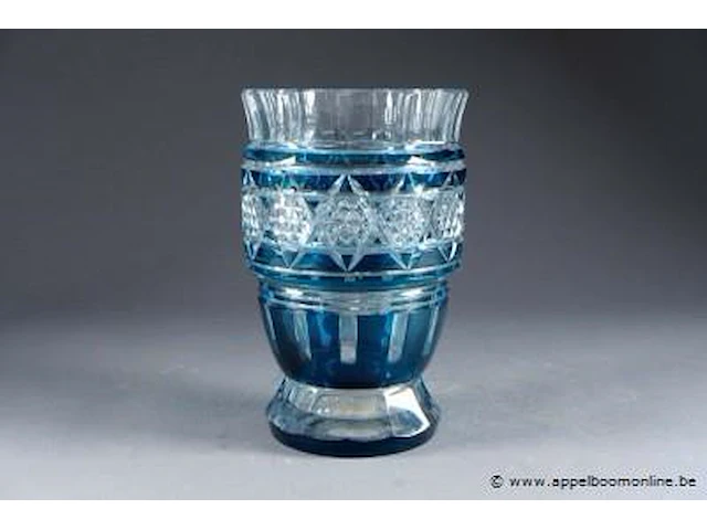Val-saint-lambert. vase modèle kipling. cristal incolore, doublé bleu pétrole, à taille de côtes plates, de pointes de diamant et de canaux. - afbeelding 1 van  1