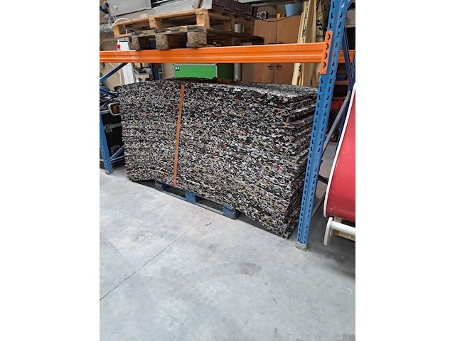 Valdempende ondergrond speelplein, valhoogte plm 1,5 m met grasmatten - afbeelding 1 van  2