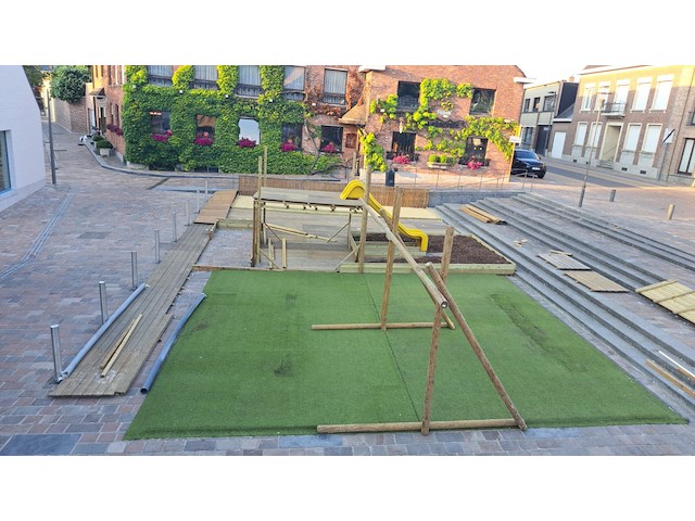 Valdempende ondergrond speelplein, valhoogte plm 1,5 m met grasmatten - afbeelding 2 van  2