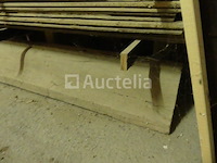 Vallende planken, latten en balken - afbeelding 2 van  30
