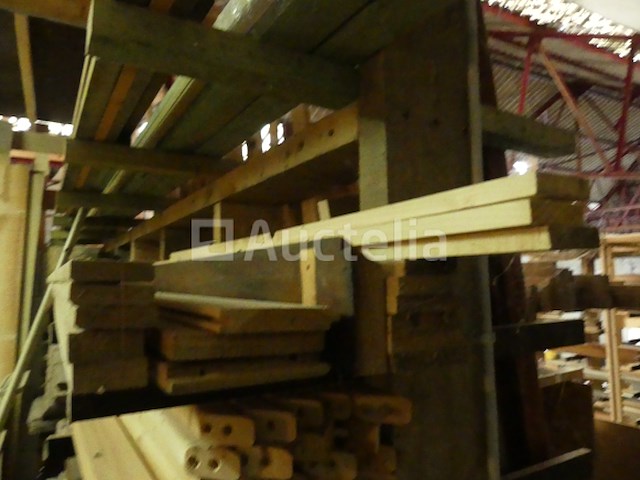 Vallende planken, latten en balken - afbeelding 10 van  30