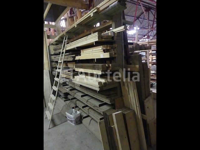 Vallende planken, latten en balken - afbeelding 1 van  30