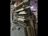 Vallende planken, latten en balken - afbeelding 1 van  30