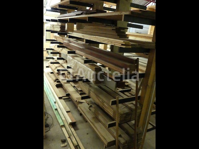 Vallende planken, latten en balken - afbeelding 22 van  30