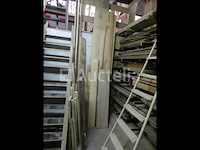 Vallende planken, latten en balken - afbeelding 27 van  30