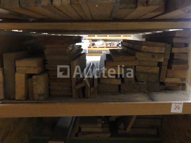 Vallende planken, latten en balken - afbeelding 29 van  30