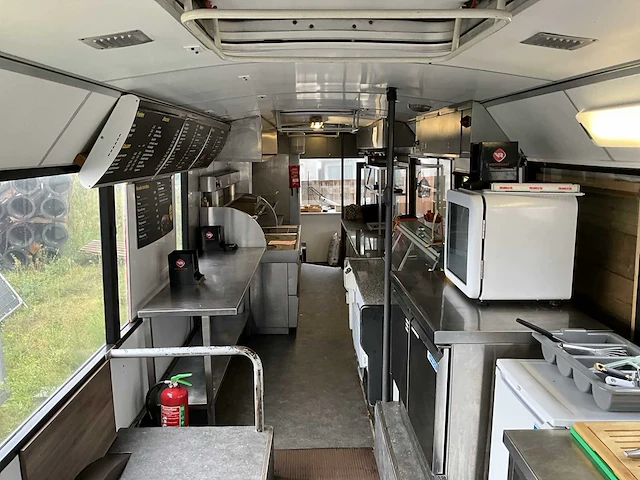 Vanhool autobus ingericht als frituur - afbeelding 10 van  21
