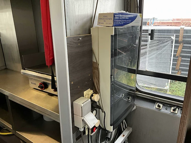 Vanhool autobus ingericht als frituur - afbeelding 11 van  21