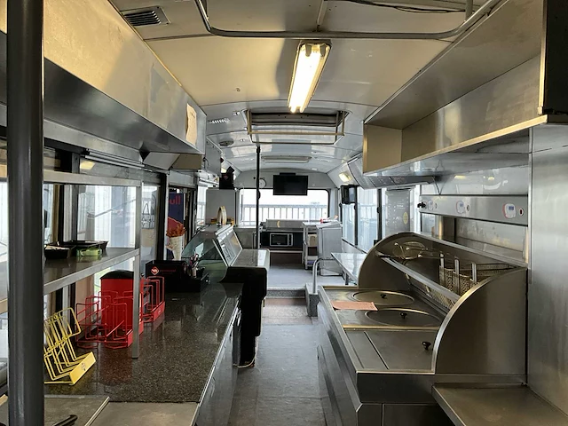 Vanhool autobus ingericht als frituur - afbeelding 12 van  21