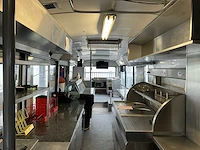 Vanhool autobus ingericht als frituur - afbeelding 12 van  21