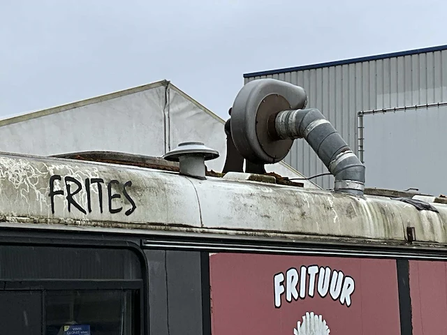 Vanhool autobus ingericht als frituur - afbeelding 15 van  21