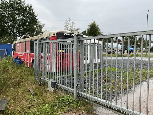 Vanhool autobus ingericht als frituur - afbeelding 16 van  21