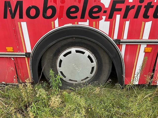 Vanhool autobus ingericht als frituur - afbeelding 7 van  21
