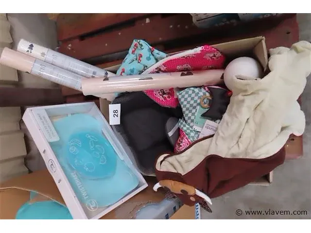 Varia onder andere twistshake, behangpapier, verzorzingsmatjes etc. - afbeelding 1 van  4