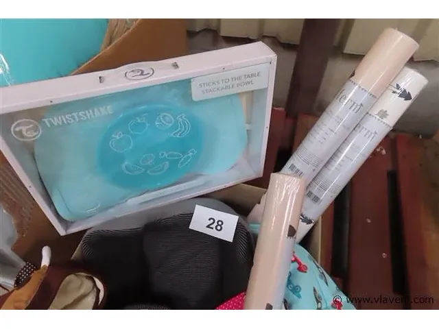 Varia onder andere twistshake, behangpapier, verzorzingsmatjes etc. - afbeelding 2 van  4