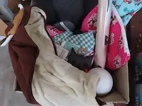 Varia onder andere twistshake, behangpapier, verzorzingsmatjes etc. - afbeelding 3 van  4