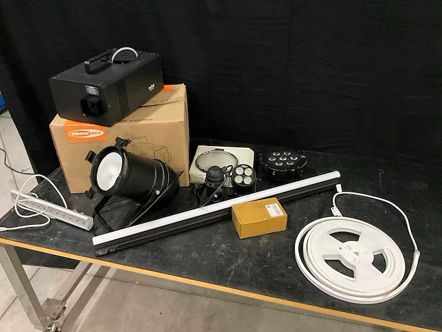 Various light equipment - afbeelding 1 van  18