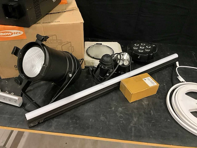 Various light equipment - afbeelding 14 van  18
