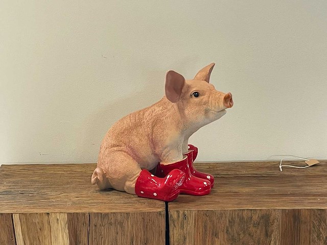 Varken met rode botjes h29cm - afbeelding 2 van  2