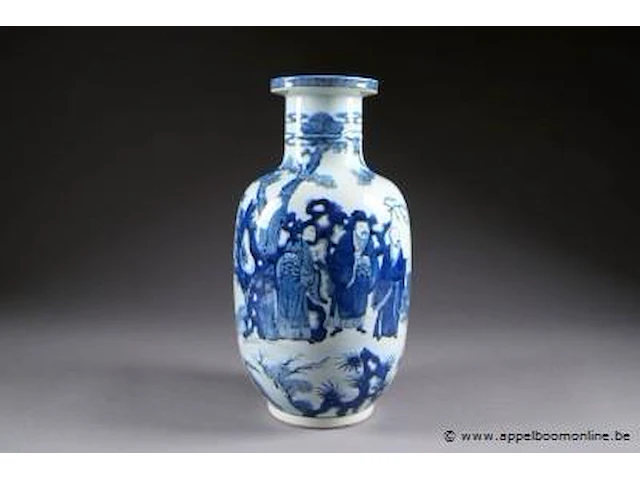 Vase. au décor de trois dignitaires près d''une jonque. porcelaine de chine à camaïeu de bleu. marque apocryphe de kang-hi à six caractères. xixe/xxe siècle. - afbeelding 1 van  1