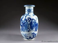 Vase. au décor de trois dignitaires près d''une jonque. porcelaine de chine à camaïeu de bleu. marque apocryphe de kang-hi à six caractères. xixe/xxe siècle. - afbeelding 1 van  1