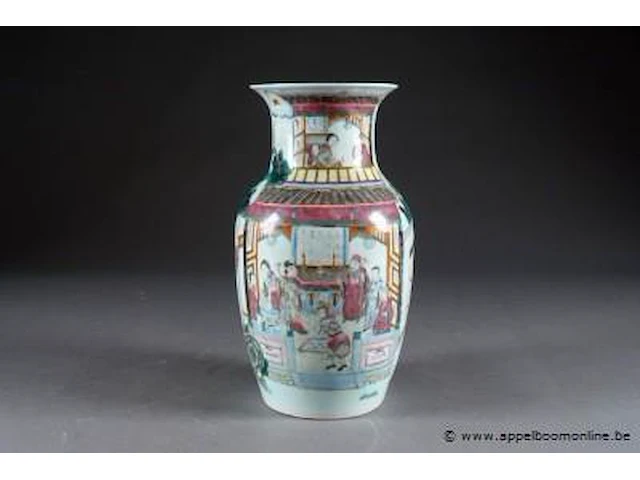 Vase balustre. décoré, en plein, d’une pagode animée de dignitaires et de jeunes femmes. a l’arrière, soldats et cavaliers. porcelaine de chine de la famille rose. - afbeelding 1 van  3