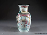 Vase balustre. décoré, en plein, d’une pagode animée de dignitaires et de jeunes femmes. a l’arrière, soldats et cavaliers. porcelaine de chine de la famille rose. - afbeelding 1 van  3