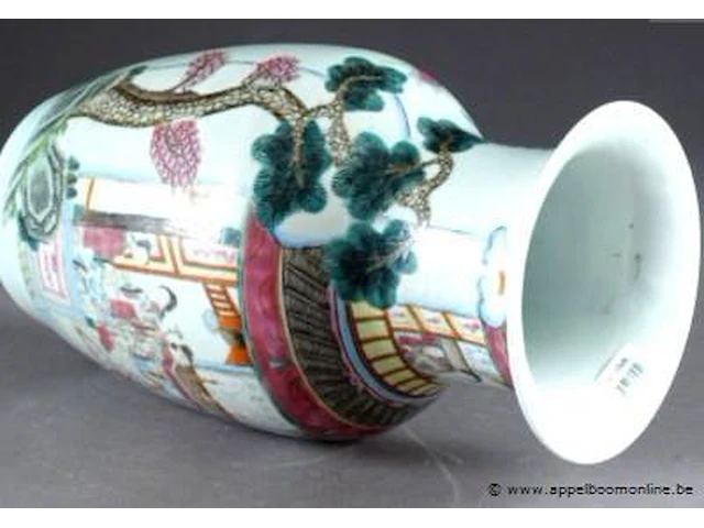 Vase balustre. décoré, en plein, d’une pagode animée de dignitaires et de jeunes femmes. a l’arrière, soldats et cavaliers. porcelaine de chine de la famille rose. - afbeelding 2 van  3