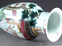 Vase balustre. décoré, en plein, d’une pagode animée de dignitaires et de jeunes femmes. a l’arrière, soldats et cavaliers. porcelaine de chine de la famille rose. - afbeelding 2 van  3