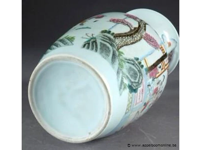 Vase balustre. décoré, en plein, d’une pagode animée de dignitaires et de jeunes femmes. a l’arrière, soldats et cavaliers. porcelaine de chine de la famille rose. - afbeelding 3 van  3