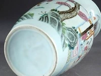 Vase balustre. décoré, en plein, d’une pagode animée de dignitaires et de jeunes femmes. a l’arrière, soldats et cavaliers. porcelaine de chine de la famille rose. - afbeelding 3 van  3