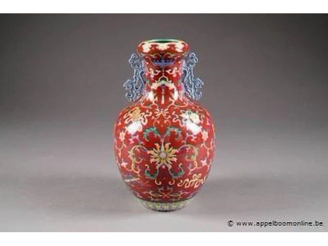Vase. col accosté de deux anses prenant la forme d''une chimère archaïque. décor sur fond pourpre de pierres sonores, de jardinières, de gourdes et de chauves-souris, inscrites dans des rinceaux fleuris. porcelaine de chine. - afbeelding 1 van  1