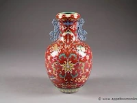 Vase. col accosté de deux anses prenant la forme d''une chimère archaïque. décor sur fond pourpre de pierres sonores, de jardinières, de gourdes et de chauves-souris, inscrites dans des rinceaux fleuris. porcelaine de chine. - afbeelding 1 van  1