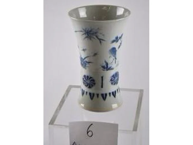 Vase cornet de style transition. a motif d'oiseaux parmi pivoines et bambous. porcelaine de chine à camaïeu de bleu. - afbeelding 1 van  1