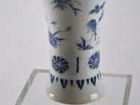 Vase cornet de style transition. a motif d'oiseaux parmi pivoines et bambous. porcelaine de chine à camaïeu de bleu.