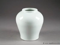 Vase en forme de jarre. porcelaine de chine à émail monochrome blanc. dehua