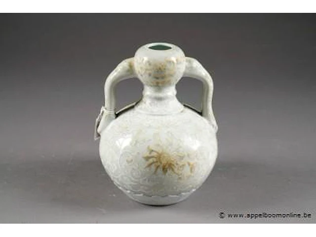 Vase gourde. aux anses prenant la forme d'un sceptre ru-yi. décor, ton sur ton, de rinceaux fleuris et de frises de linghzis. porcelaine de chine à glaçure blanche. marque sigillaire. - afbeelding 1 van  1