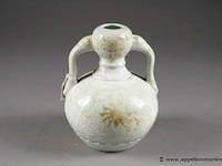 Vase gourde. aux anses prenant la forme d'un sceptre ru-yi. décor, ton sur ton, de rinceaux fleuris et de frises de linghzis. porcelaine de chine à glaçure blanche. marque sigillaire. - afbeelding 1 van  1