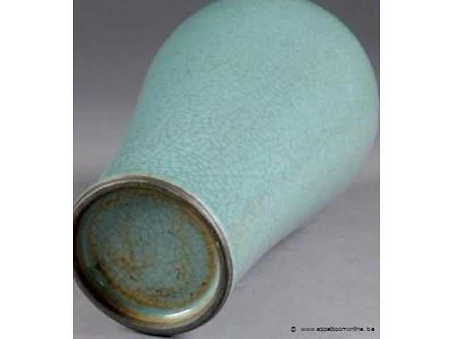 Vase meiping. a petite embouchure ourlée et évasée. porcelaine de chine à glaçure bleue craquelée. hauteur: 29 cm. condition: sauts d'émail sur le col. pas d'accident ni de restauration. - afbeelding 1 van  1