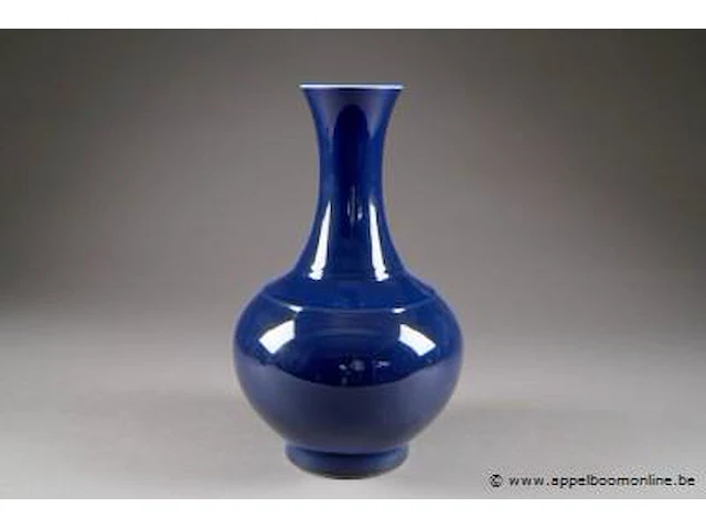 Vase. panse et col en trompette. porcelaine monochrome de chine à émail bleu nuit. porte la marque de tongzhi à six caractères à l''émail bleu. - afbeelding 1 van  1