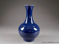Vase. panse et col en trompette. porcelaine monochrome de chine à émail bleu nuit. porte la marque de tongzhi à six caractères à l''émail bleu. - afbeelding 1 van  1