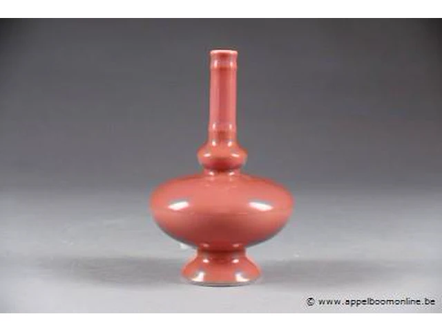 Vase sur piédouche. a long col tubulaire et panse aplatie. porcelaine monochrome de chine à glaçure rose. marque sigillaire de daoguang à l'émail bleu. - afbeelding 1 van  2