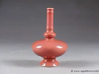 Vase sur piédouche. a long col tubulaire et panse aplatie. porcelaine monochrome de chine à glaçure rose. marque sigillaire de daoguang à l'émail bleu. - afbeelding 1 van  2