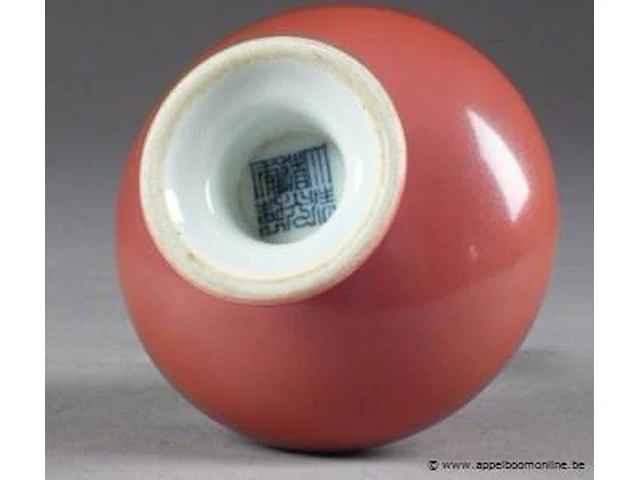 Vase sur piédouche. a long col tubulaire et panse aplatie. porcelaine monochrome de chine à glaçure rose. marque sigillaire de daoguang à l'émail bleu. - afbeelding 2 van  2