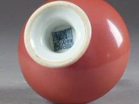 Vase sur piédouche. a long col tubulaire et panse aplatie. porcelaine monochrome de chine à glaçure rose. marque sigillaire de daoguang à l'émail bleu. - afbeelding 2 van  2