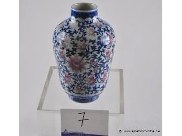 Vase sur piédouche. a ornementation de rinceaux de fleurs à l'émail rose et en camaïeu de bleu. porcelaine de chine. marque sigillaire apocryphe de kien-long. - afbeelding 1 van  3