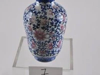 Vase sur piédouche. a ornementation de rinceaux de fleurs à l'émail rose et en camaïeu de bleu. porcelaine de chine. marque sigillaire apocryphe de kien-long.
